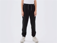 Model iført sorte sweatpants fra Name It med snøre